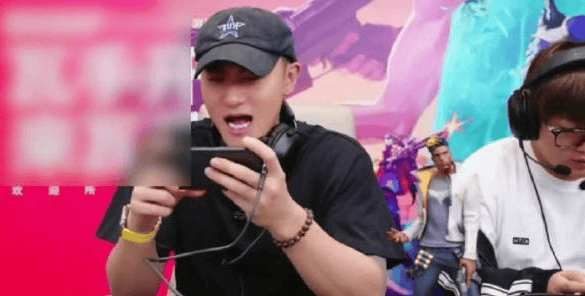 黄子(zi)韬電(diàn)竞精彩瞬间：四杀逆袭，魅力全开！