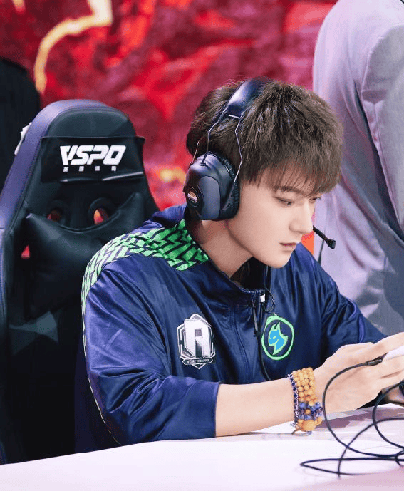 黄子(zi)韬電(diàn)竞精彩瞬间：四杀逆袭，魅力全开！