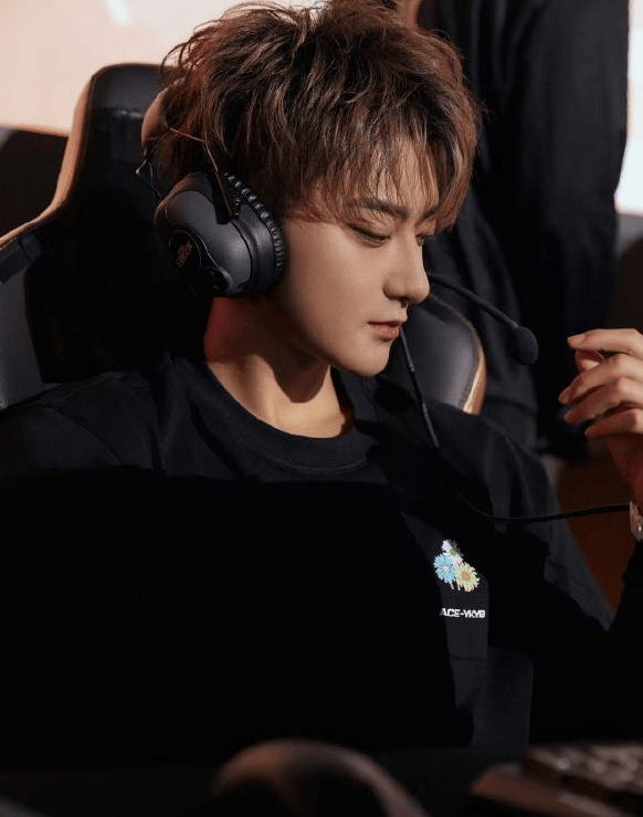 黄子(zi)韬電(diàn)竞精彩瞬间：四杀逆袭，魅力全开！