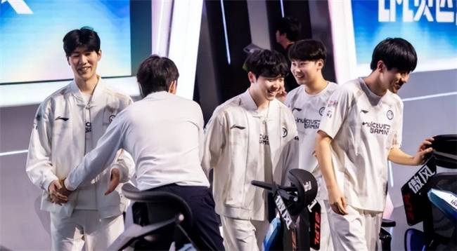 【一竞技1JingJi】LOL：LPL世界赛陪(péi)练阵容曝(pù)光！