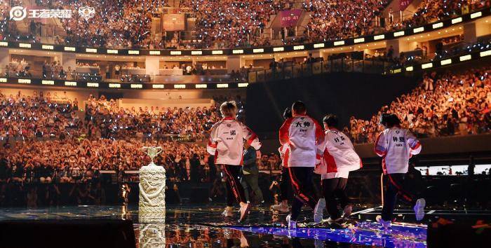 联赛五连冠!成都(dōu)AG超玩(wán)会捧起KPL夏季赛奖杯