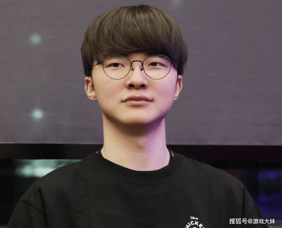 LOL比赛暂停(tíng)长达3小时，选手打开直播看比赛，被官方禁(jìn)赛处罚