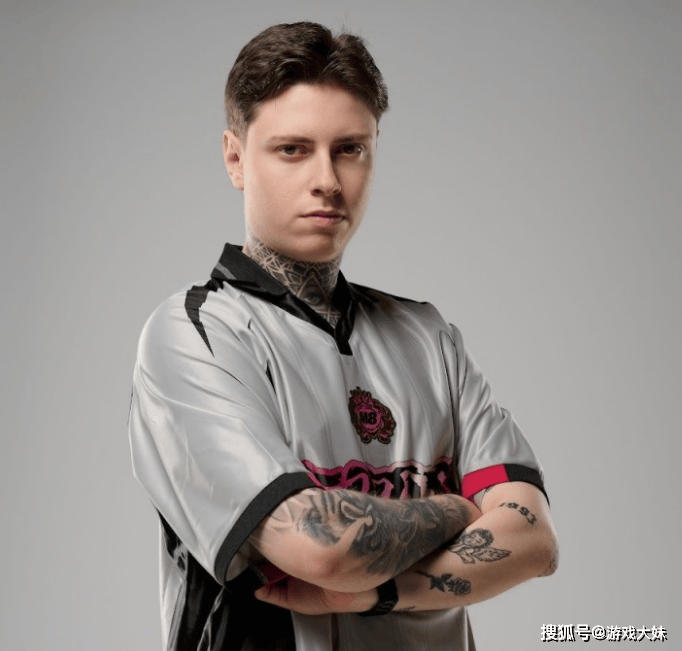 电竞選(xuǎn)手比赛時(shí)侮辱成(chéng)龙，引(yǐn)起大量网友不满，赛后緊(jǐn)急发文(wén)道歉