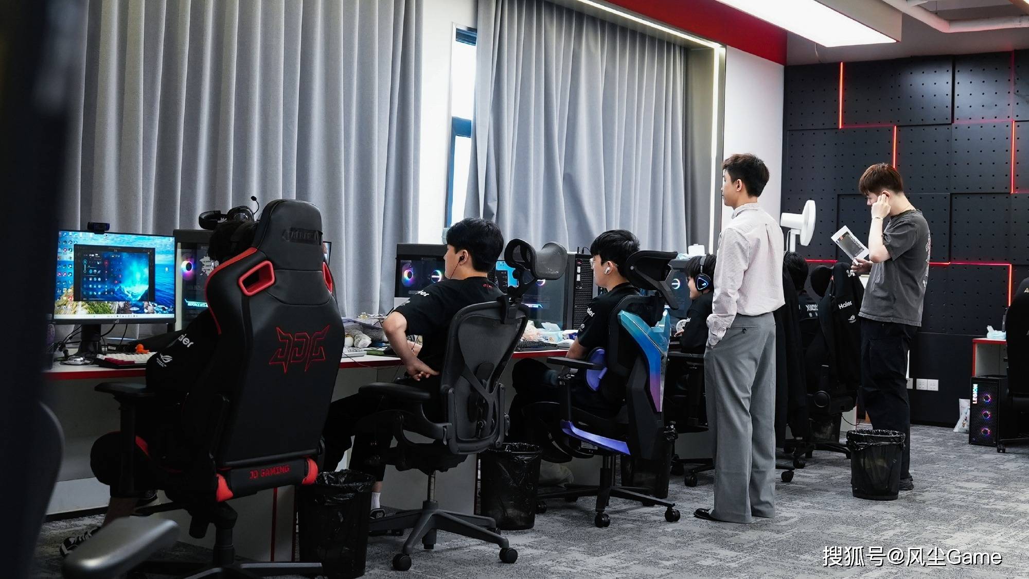 LPL选手擺(bǎi)烂惹怒(nù)官方!管澤(zé)元预测入围赛:T1会3:1赢下(xià)IG