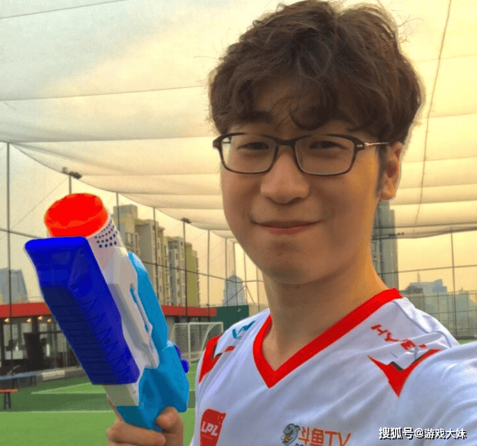 LPL终於(yú)涨工资了,王多多曝光(guāng)如今(jīn)解说工资,琯(guǎn)泽元收(shōu)入最高(gāo)