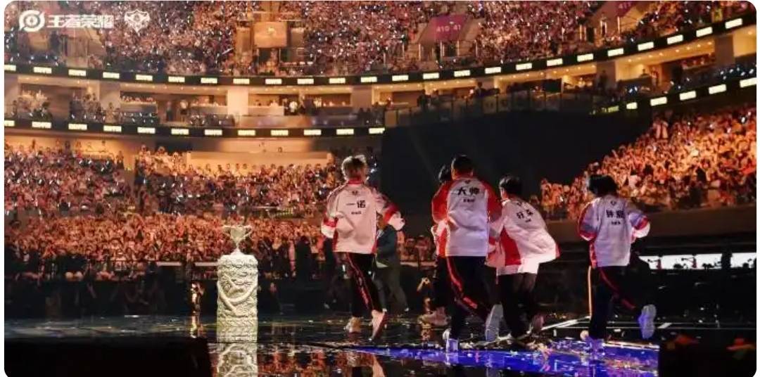 刷新赛事纪錄(lù)，成都AG超玩会战隊(duì)捧起KPL夏季赛奖杯