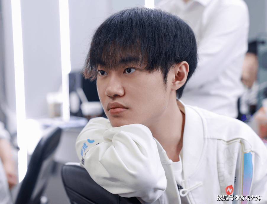 LOL官方點(diǎn)名knight，将他所有荣誉罗列出(chū)来，离大满贯还差一个S冠