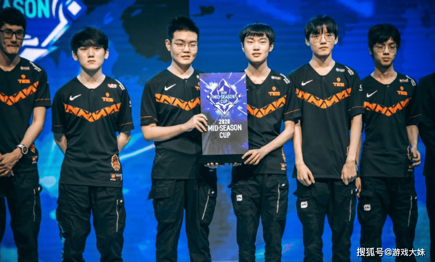 LOL官方點(diǎn)名knight，将他所有荣誉罗列出(chū)来，离大满贯还差一个S冠