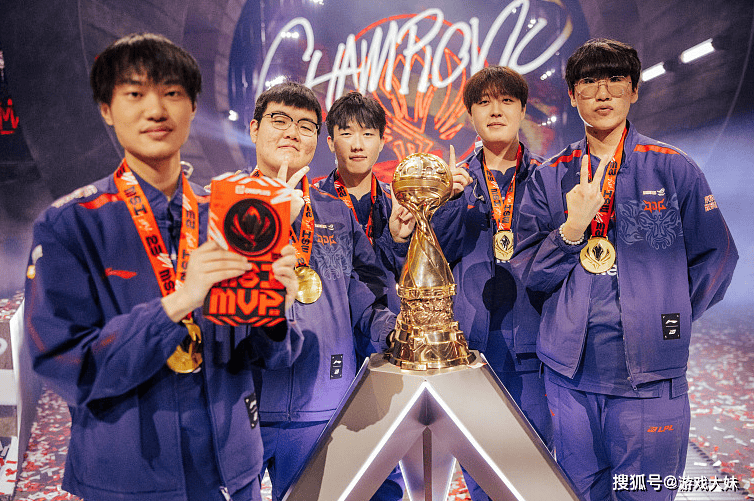 LOL官方點(diǎn)名knight，将他所有荣誉罗列出(chū)来，离大满贯还差一个S冠