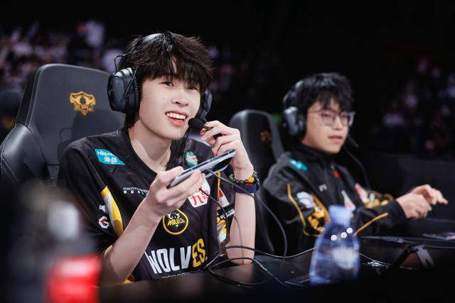 狼队大戰(zhàn)WB前(qián)瞻，小(xiǎo)胖(pàng)煖(nuǎn)陽(yáng)再交手，老林大戰(zhàn)SK，一笙是(shì)变数