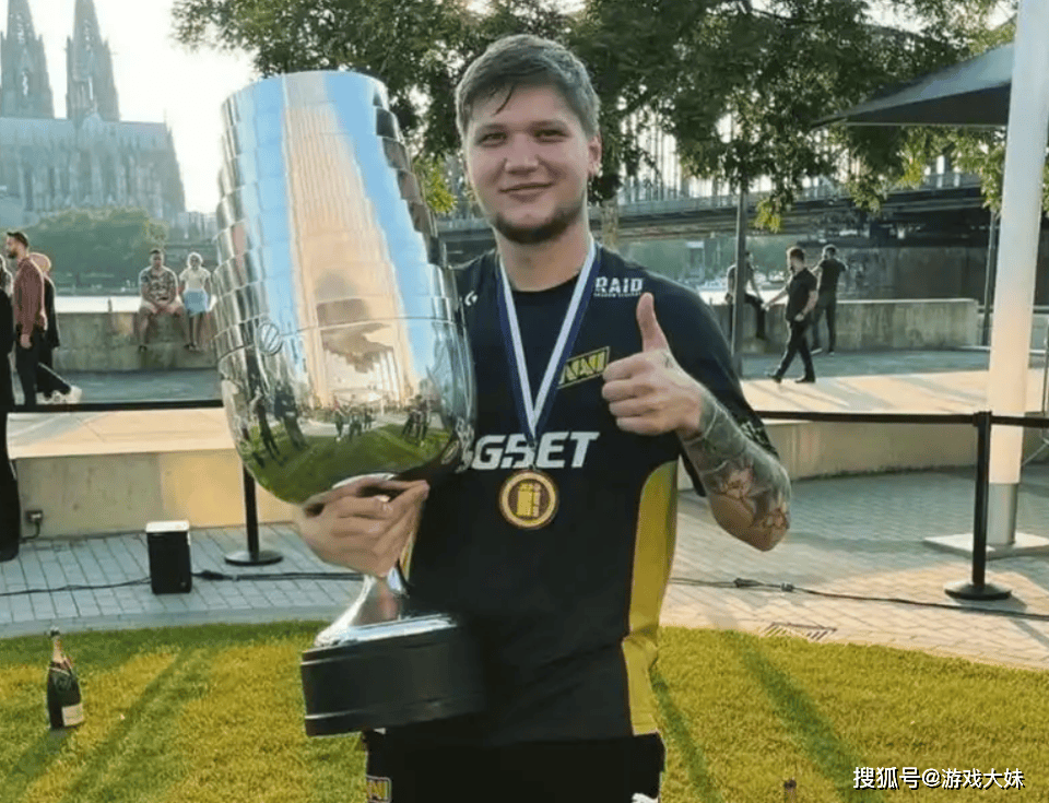 电竞圈出现离谱事件，选手比(bǐ)赛时突然缺席，跑去蓡(cān)加DOTA2比(bǐ)赛