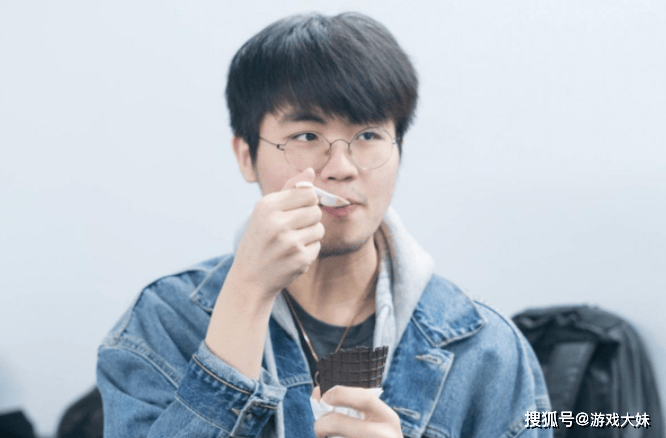 LOL热度严重下滑,多位职业选手都不想播(bō)了,纷纷直播(bō)玩(wán)其(qí)他遊(yóu)戏