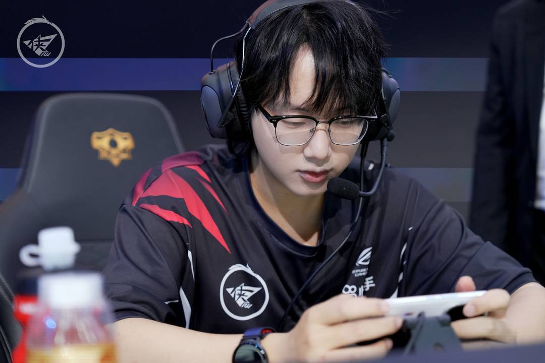 九年跋涉,一朝登(dēng)頂(dǐng):三(sān)代(dài)KPL选手,共赴鳥(niǎo)巢(cháo)巅峰之約(yuē)