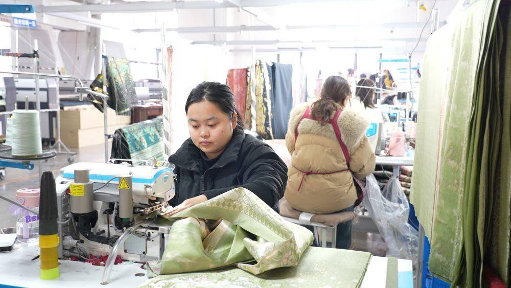 衣(yī)袂翩跹 汉服經(jīng)济的破圈(quān)与新生