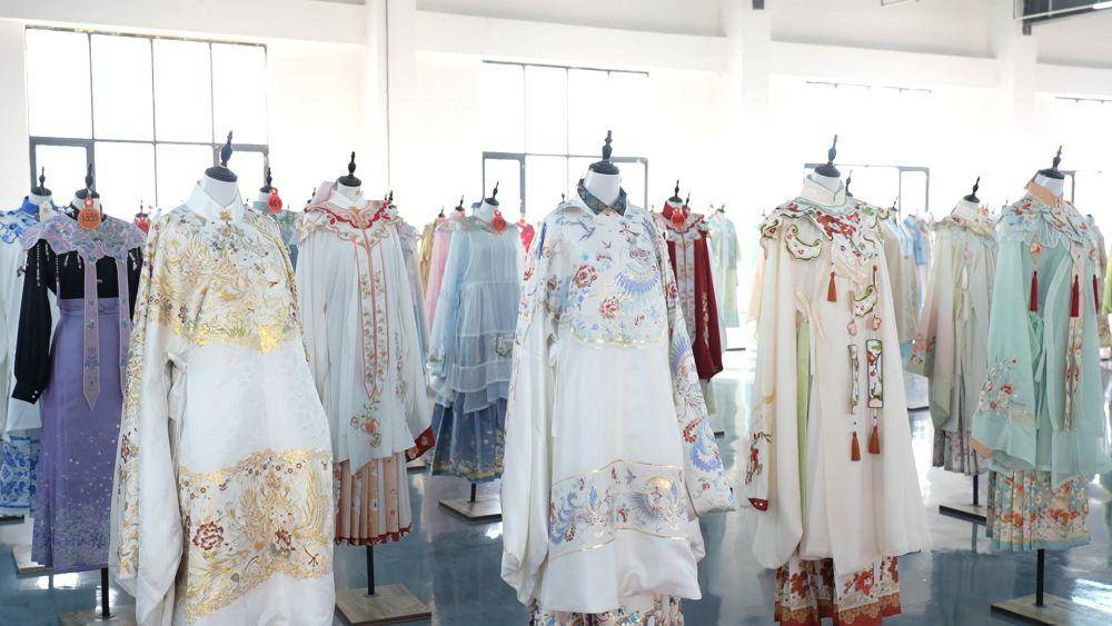 衣(yī)袂翩跹 汉服經(jīng)济的破圈(quān)与新生