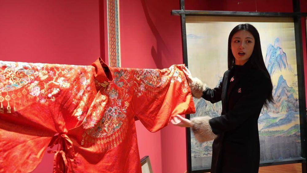 衣(yī)袂翩跹 汉服經(jīng)济的破圈(quān)与新生